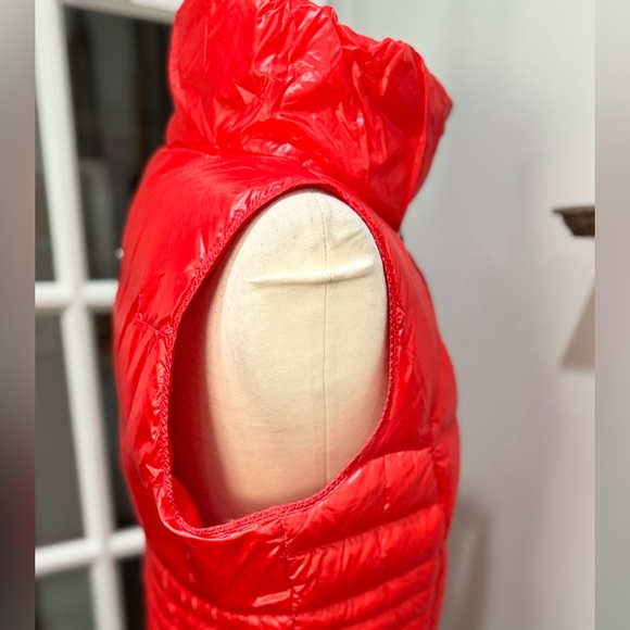 Lululemon Fluffin Awesome Vest in ‘Alarming’ - Picture 12 of 16